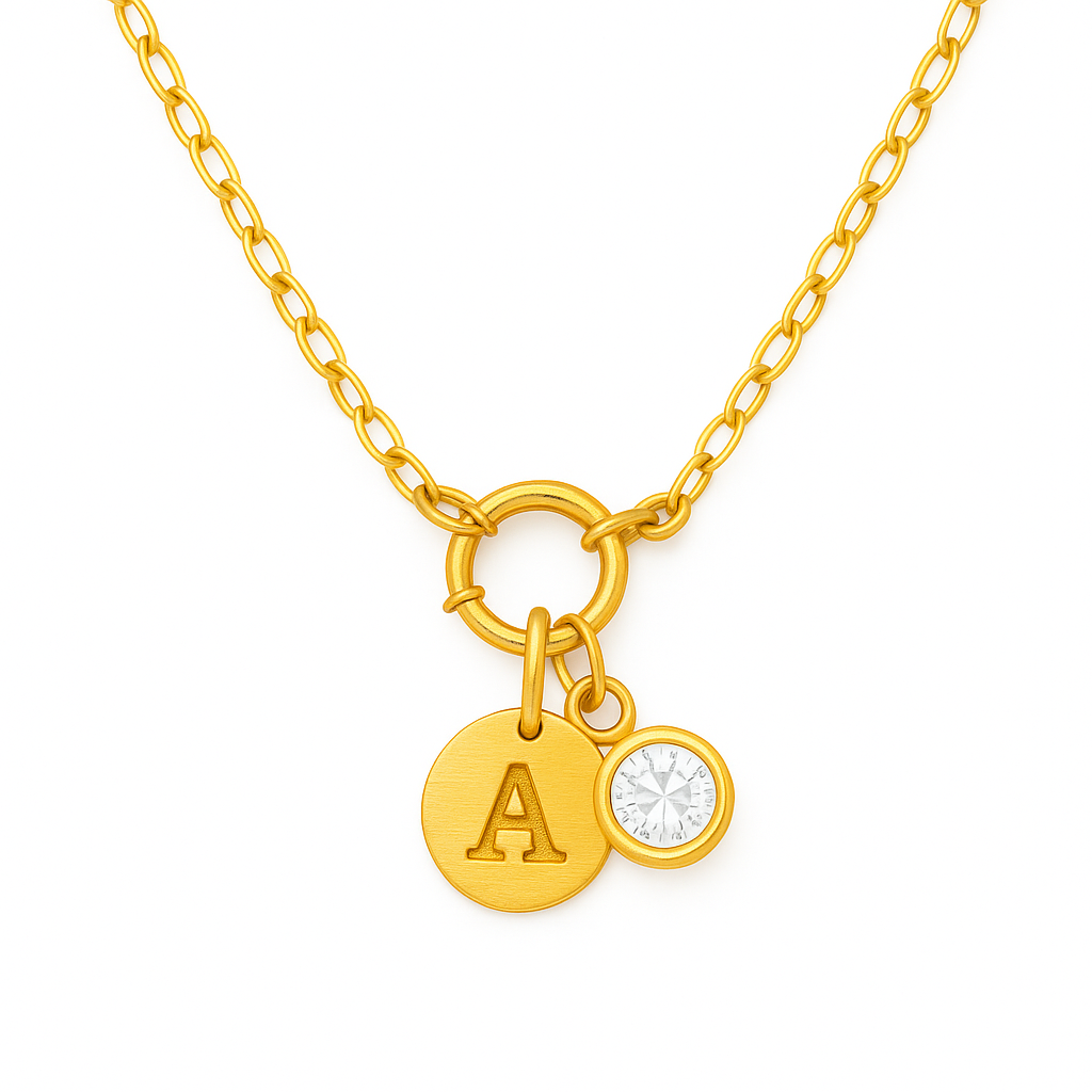 Collar Alicia – Diseño Artesanal en Titanio Dorado con Placa Grabada a Mano y Charm de Circonia