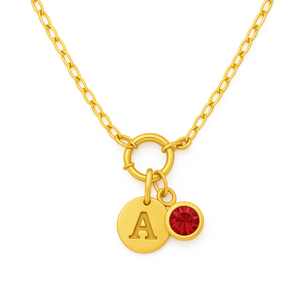 Collar Alicia – Diseño Artesanal en Titanio Dorado con Placa Grabada a Mano y Charm de Circonia