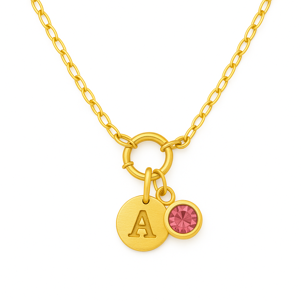 Collar Alicia – Diseño Artesanal en Titanio Dorado con Placa Grabada a Mano y Charm de Circonia