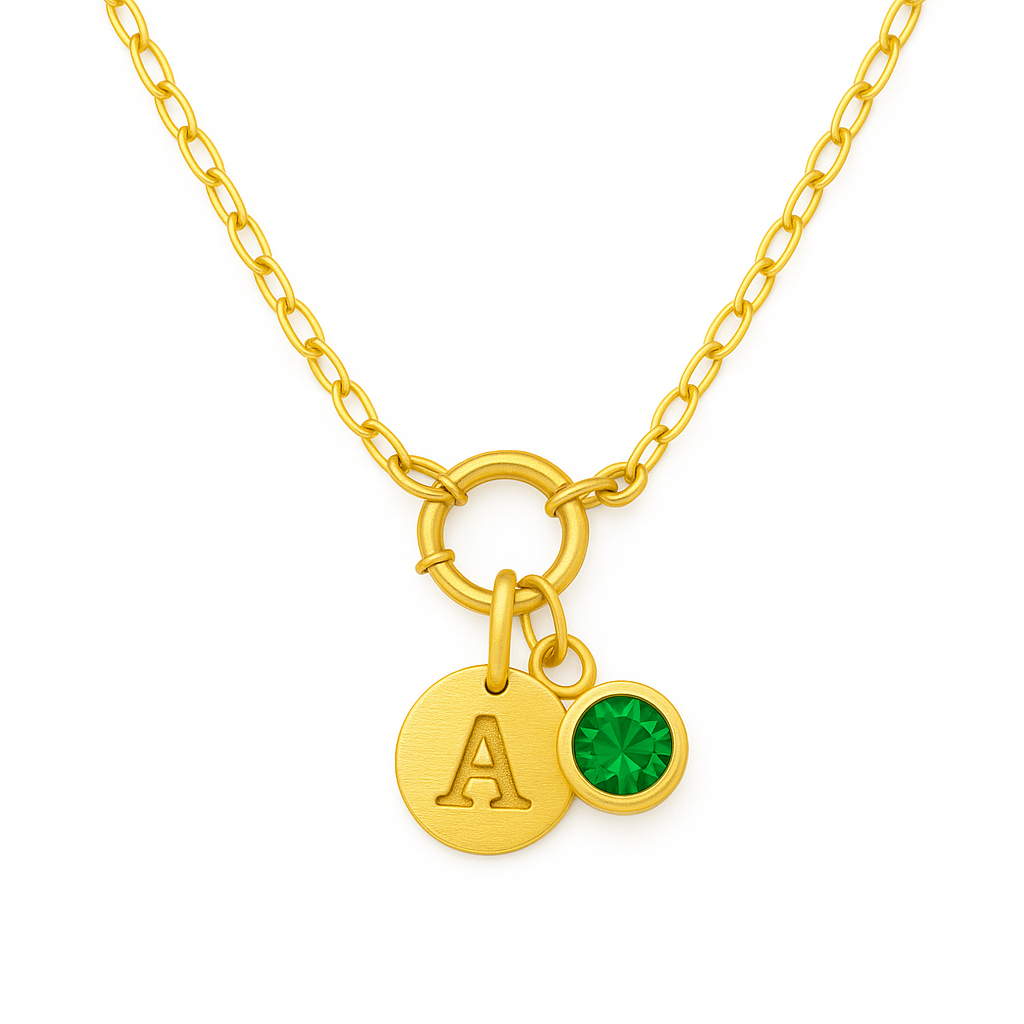 Collar Alicia – Diseño Artesanal en Titanio Dorado con Placa Grabada a Mano y Charm de Circonia