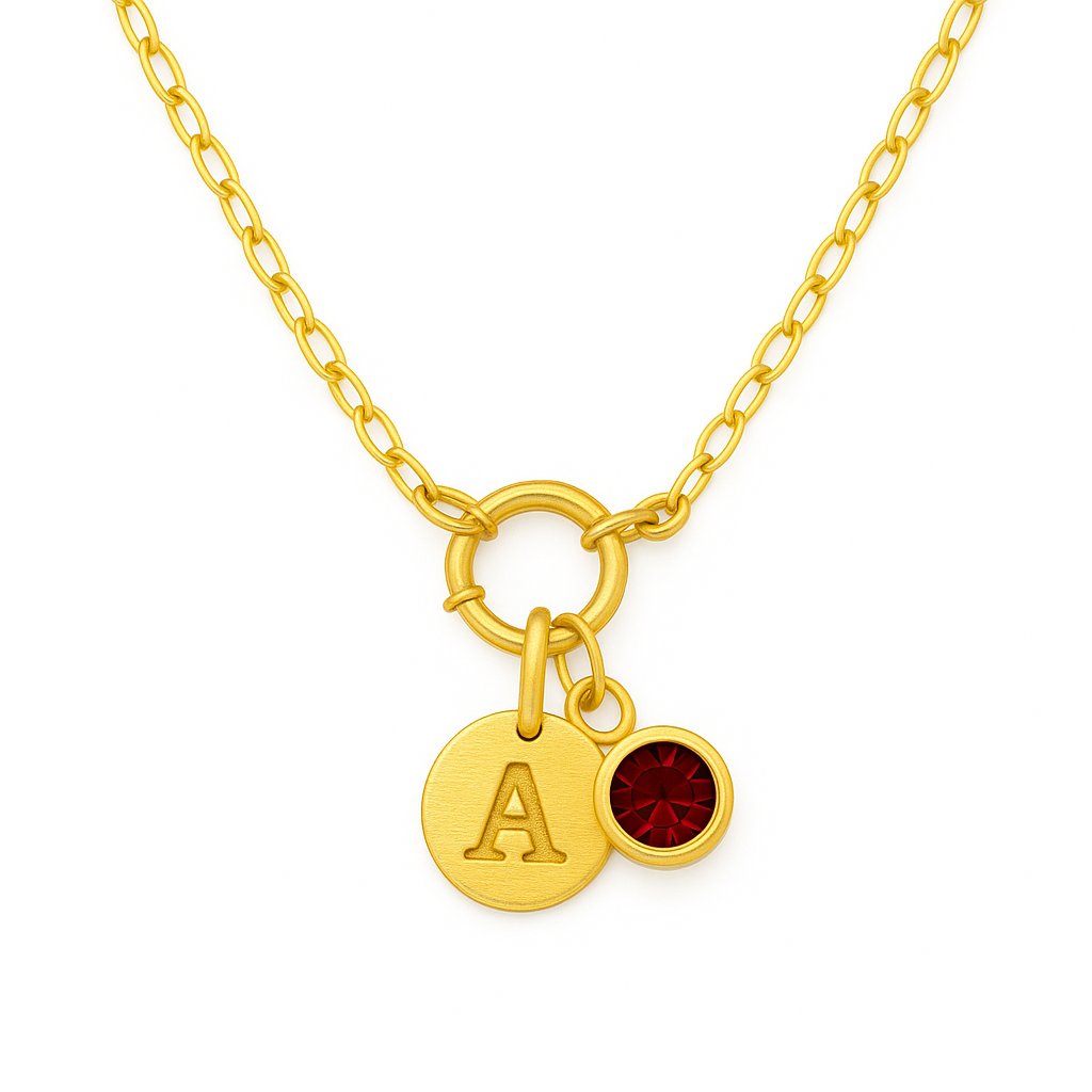 Collar Alicia – Diseño Artesanal en Titanio Dorado con Placa Grabada a Mano y Charm de Circonia