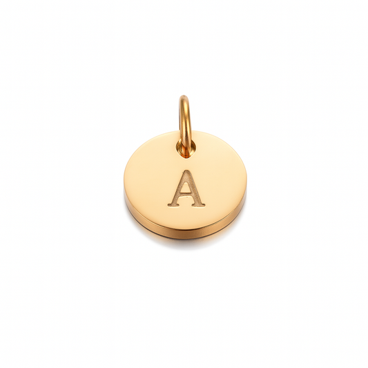 Charm Placa Circular Dorada Pequeña 8 mm – Inicial A–Z Personalizable en Acero de Titanio