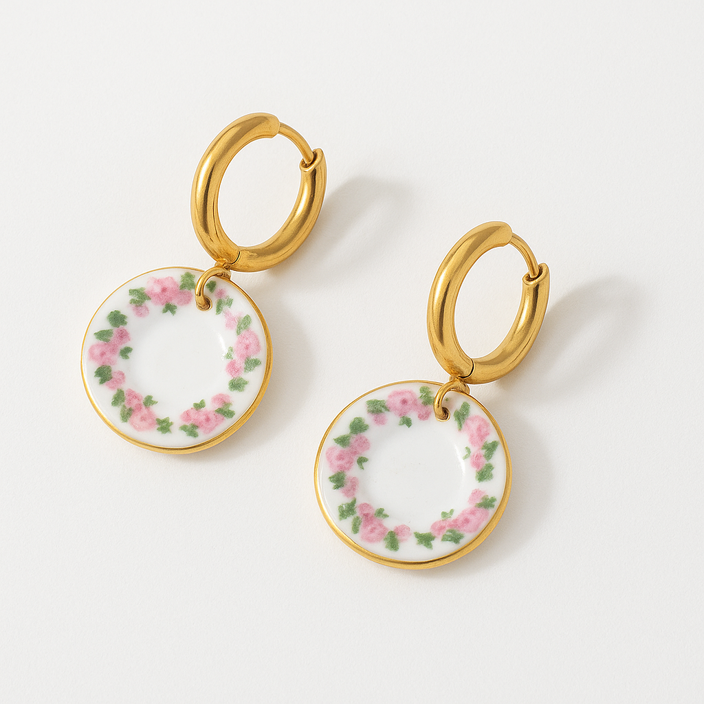 Aretes Plato – Argollas Doradas con Discos Cerámicos Pintados a Mano