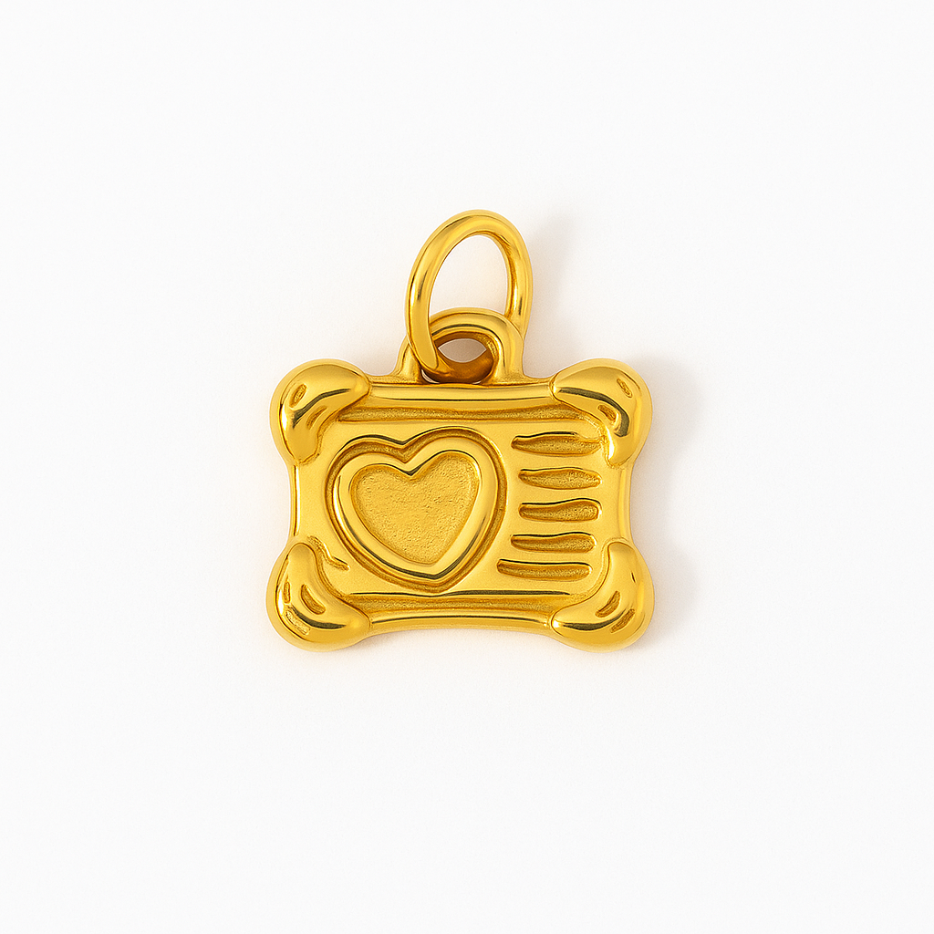 Charm Maleta de Viaje Dorada y Plateada Pequeña – Diseño en Titanio Bicolor con Corazón Grabado y Detalles en Relieve