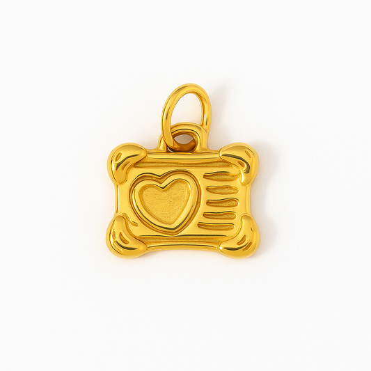 Charm Maleta de Viaje Dorada y Plateada Pequeña – Diseño en Titanio Bicolor con Corazón Grabado y Detalles en Relieve