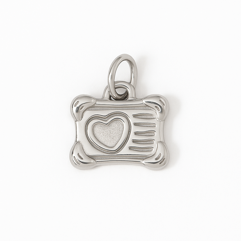 Charm Maleta de Viaje Dorada y Plateada Pequeña – Diseño en Titanio Bicolor con Corazón Grabado y Detalles en Relieve