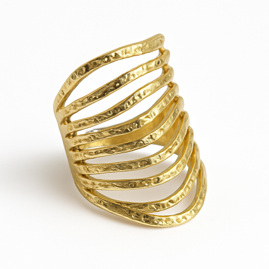 Anillo Alhambra – Anillo Abierto Dorado con Efecto Martillado en Acero de Titanio Ajustable