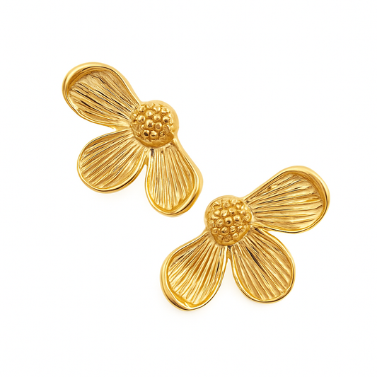 Aretes Pétalos – Flor Estilizada en Titanio Dorado, Plateado y Bitono con Centro Martillado