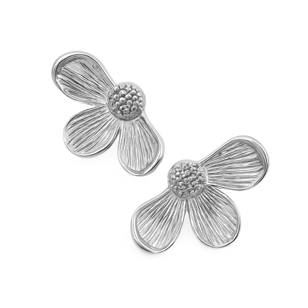 Aretes Pétalos – Flor Estilizada en Titanio Dorado, Plateado y Bitono con Centro Martillado