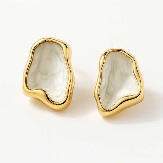 Aretes Magnolia – Diseño Orgánico con Esmalte Marmoleado y Contorno Dorado Pulido