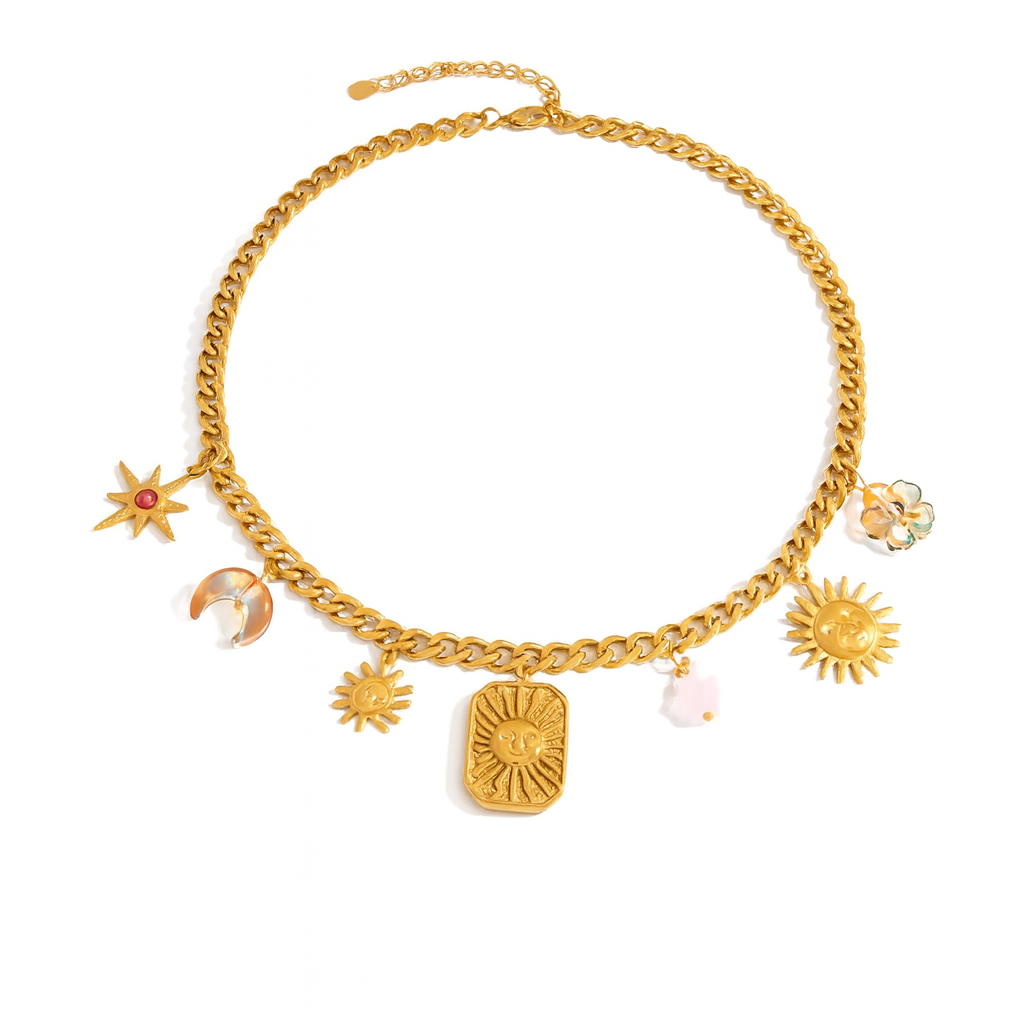 Collar Vermut – Diseño Simbólico Dorado con Dijes Decorativos y Perlas Naturales