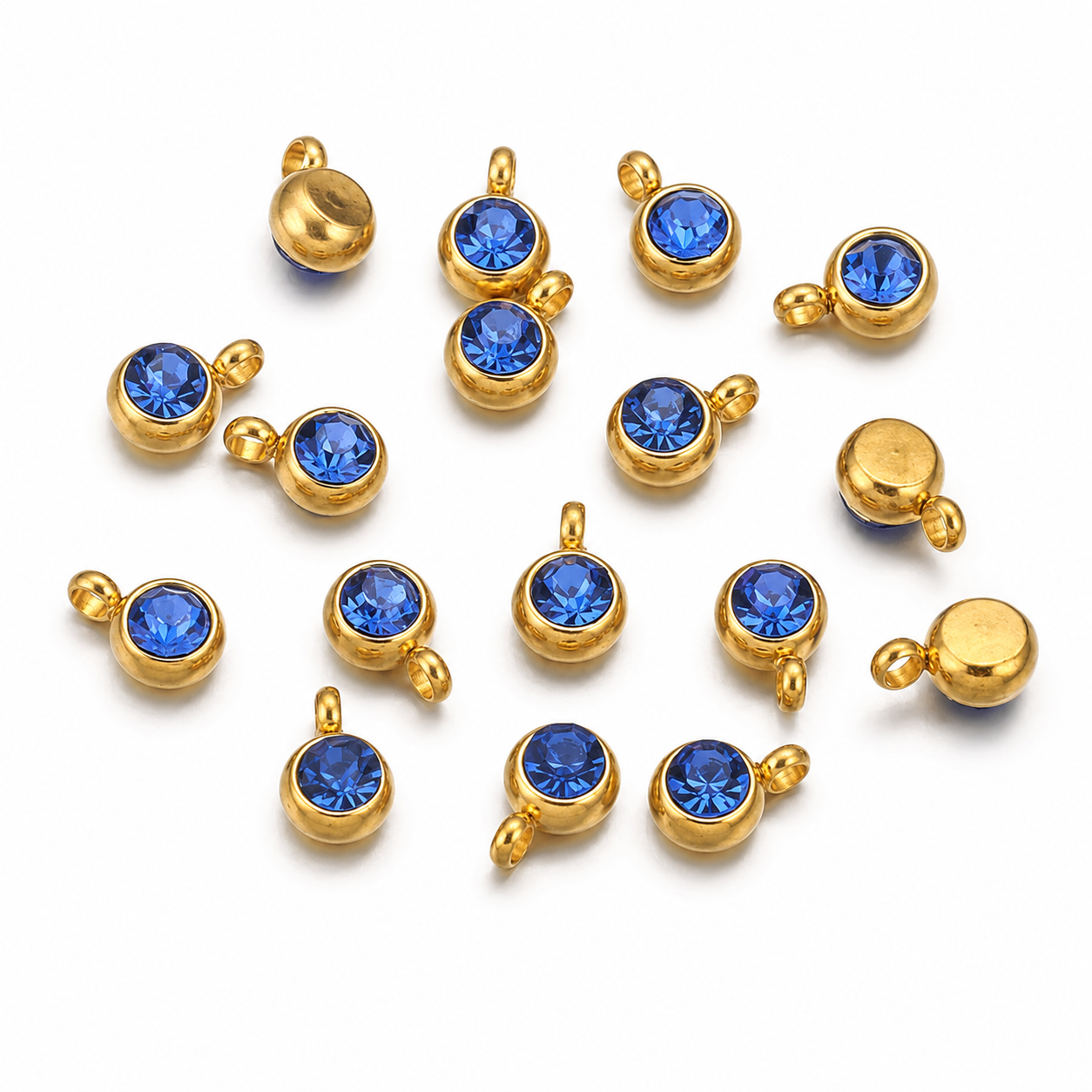 Charm Perla Azul Mar, Rojo Pasión, Rosa, Verde Esmeralda y Blanco Reluciente – Elegancia Delicada en Acero Dorado