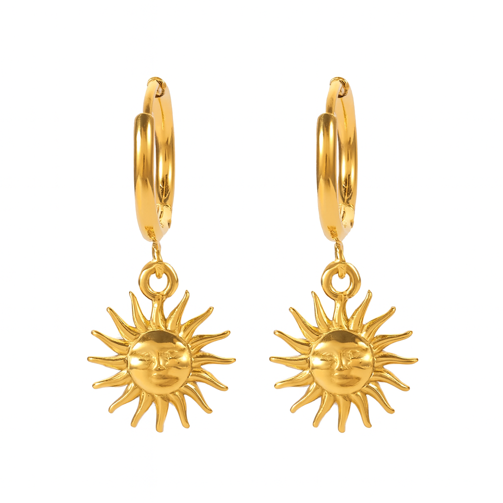 Aretes Sol – Diseño Radiante en Titanio Dorado y Plateado Ahumado con Charm de Sol Esculpido