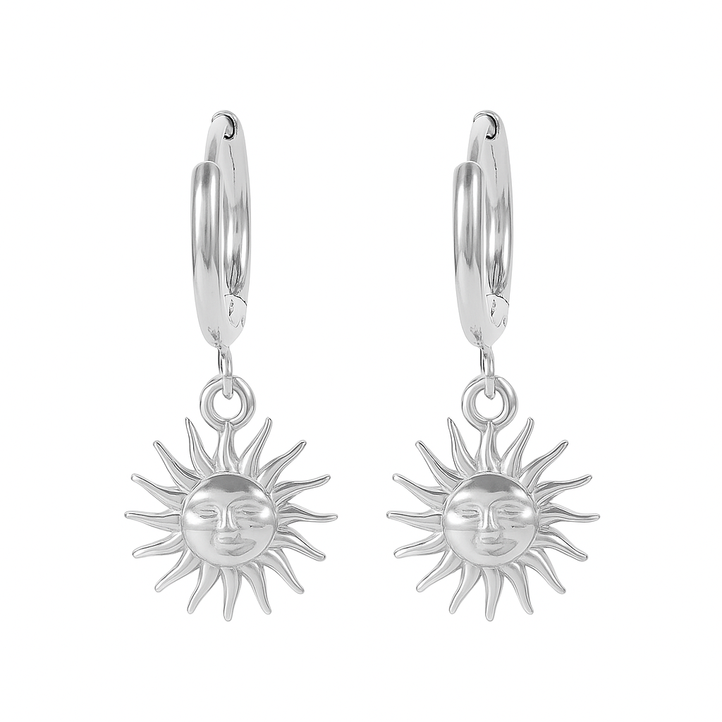 Aretes Sol – Diseño Radiante en Titanio Dorado y Plateado Ahumado con Charm de Sol Esculpido