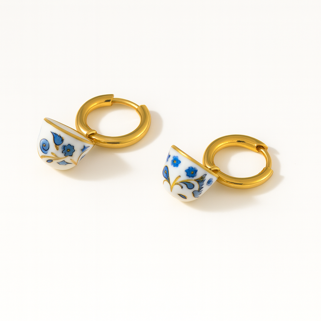 Aretes Té – Diseño Artístico en Titanio Dorado con Piezas de Cerámica Azul y Rosa de Inspiración Floral