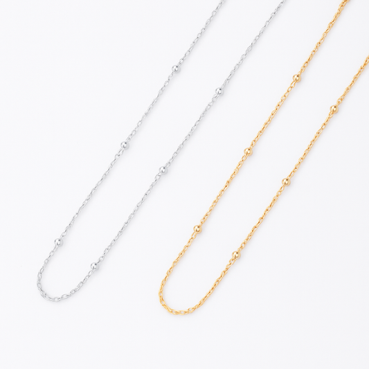 Cadena Plateada Minimalista con Eslabones en Forma de Mini Perlas – Acero de Titanio, 45 cm
