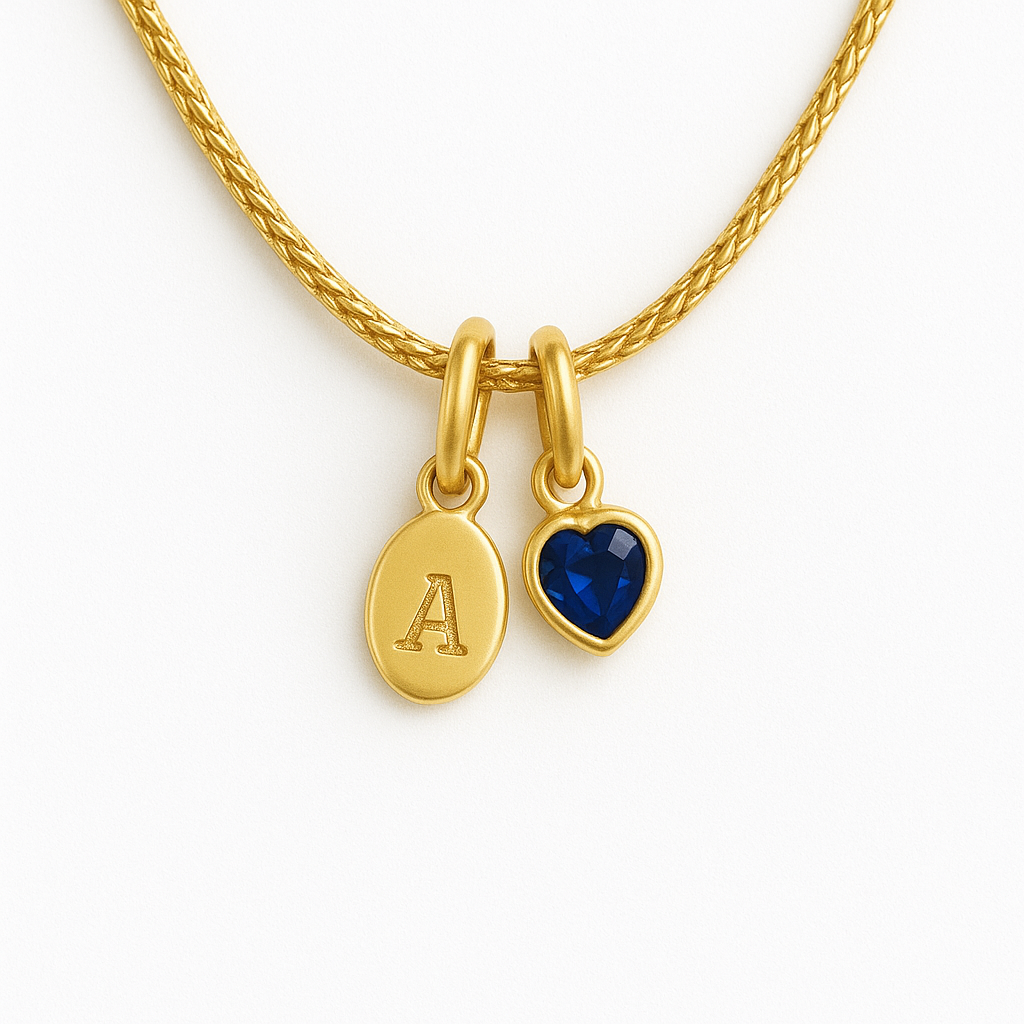 Collar Carolina – Diseño Artesanal en Titanio Dorado con Dije en Forma de Corazón y Placa Ovalada Grabada a mano