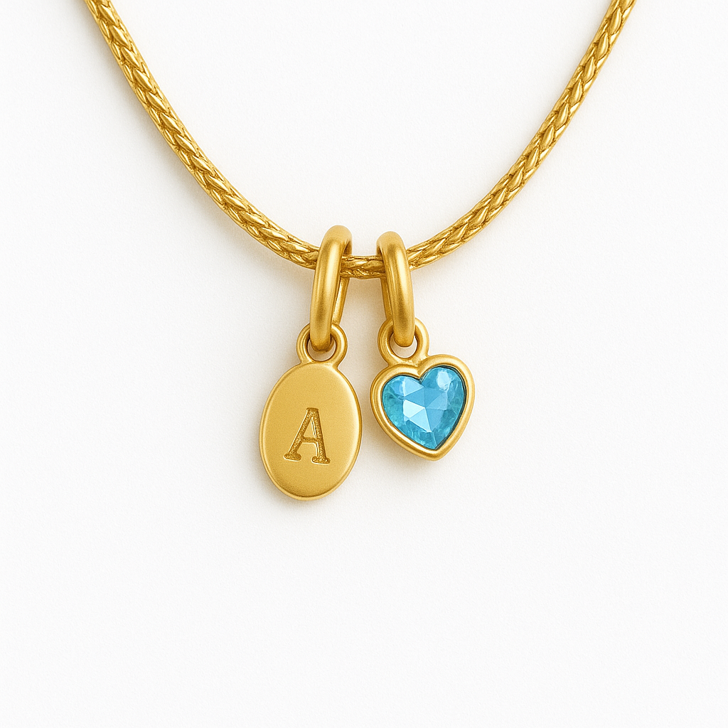 Collar Carolina – Diseño Artesanal en Titanio Dorado con Dije en Forma de Corazón y Placa Ovalada Grabada a mano