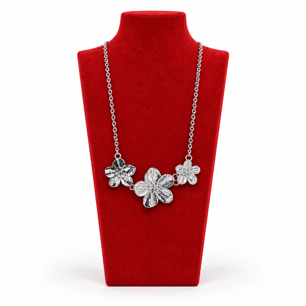 Collar Florentina – Tres Flores con Detalle Brillante en Acero de Titanio