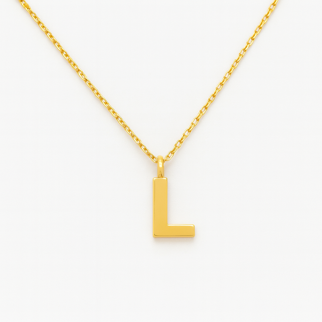 Charm Letra Inicial Pequeña Dorada – Personaliza tu Joyería en Acero de Titanio