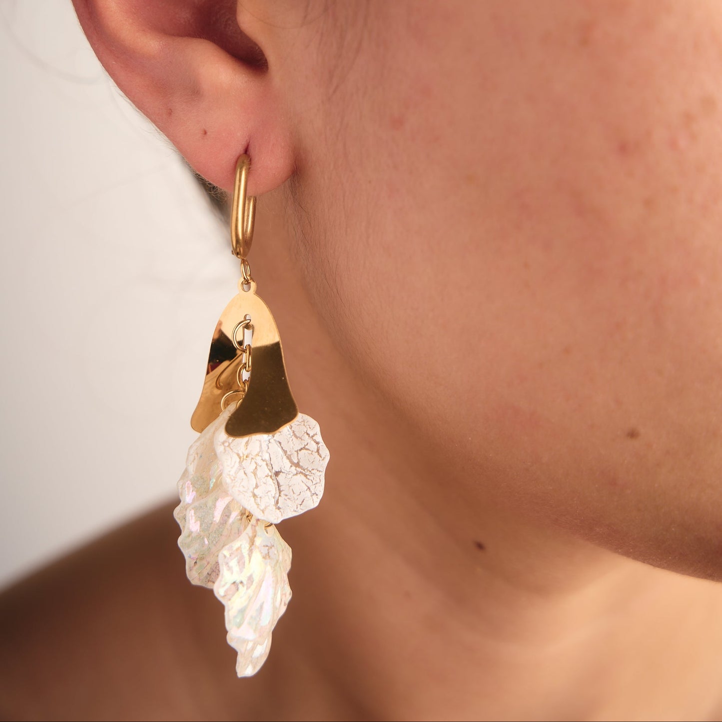 Aretes Nacascolo Dorados con Piezas Nacaradas Orgánicas
