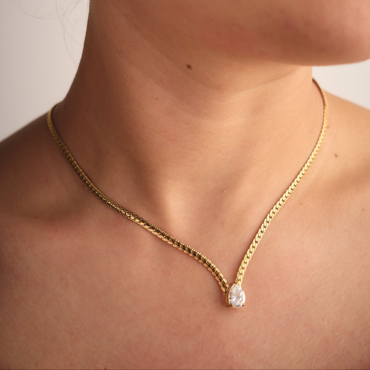 Collar Majo Dorado Tipo Espiga con Dije Gota de Cristal