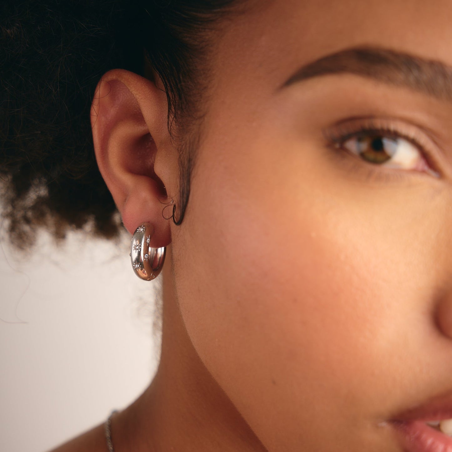 Argollas Belén Plateadas Medianas con Estrellas Acero 316L