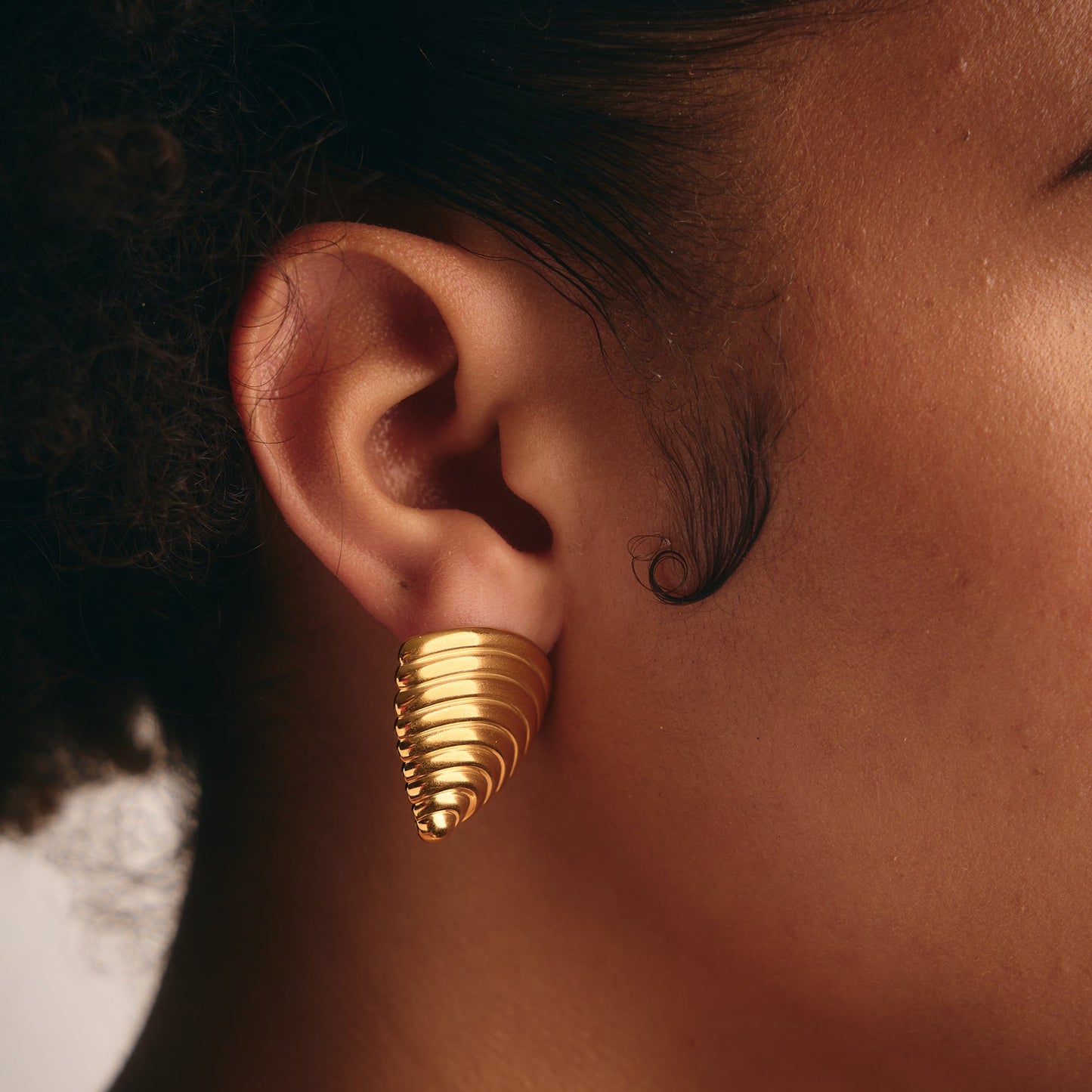 Aretes Veronica Ondulados Dorados Abanico Acero 316L