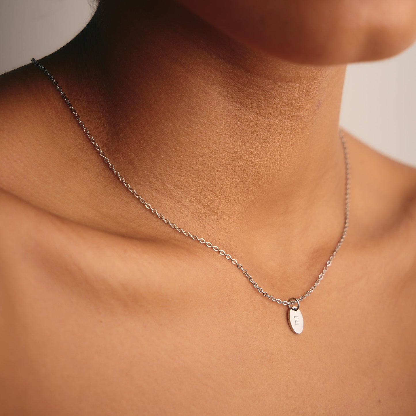 Collar Julia Ovalada Inicial 40 cm + 5 cm extensión