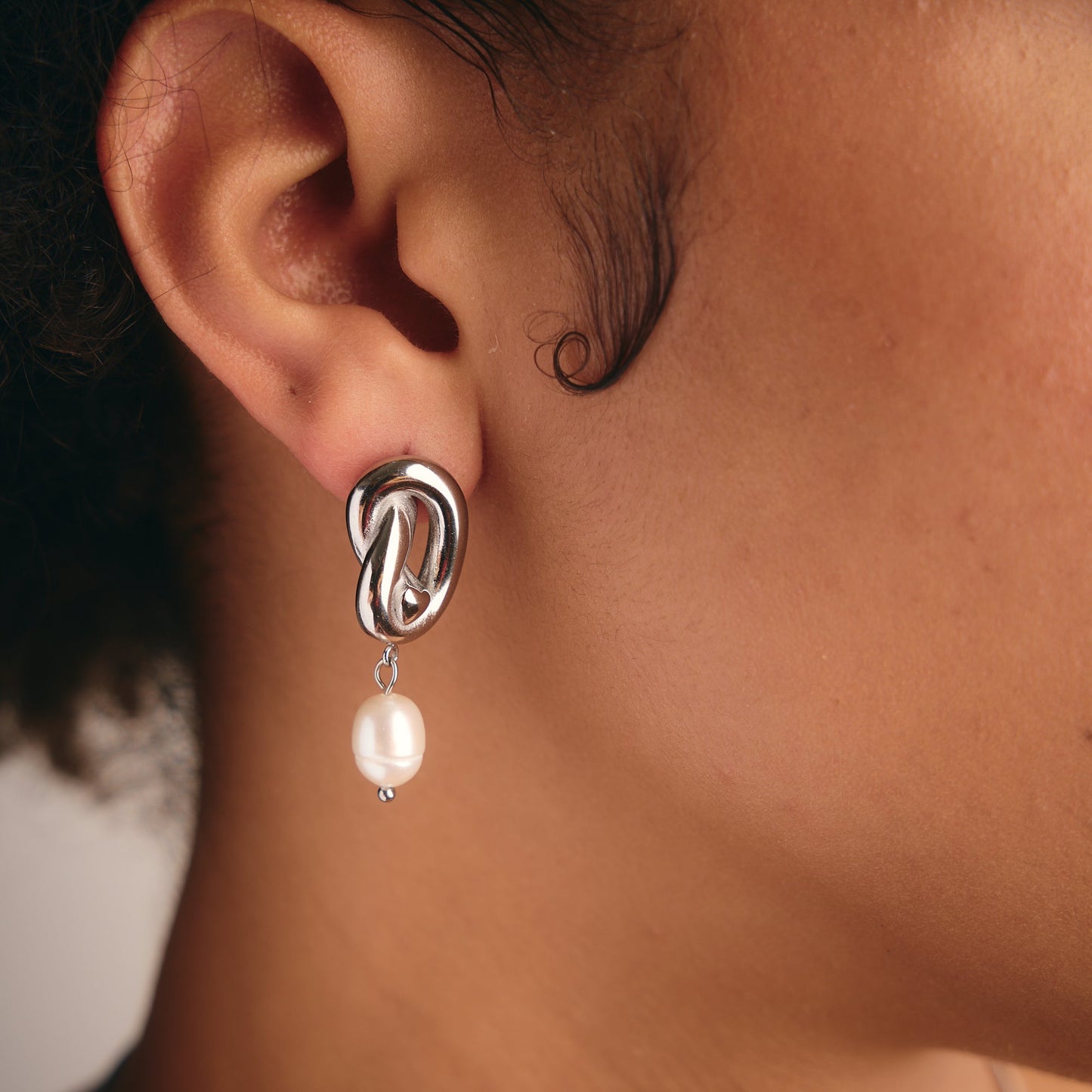 Aretes Altea – Diseño Escultórico en Dorado y Plateado con Perla Barroca Natural