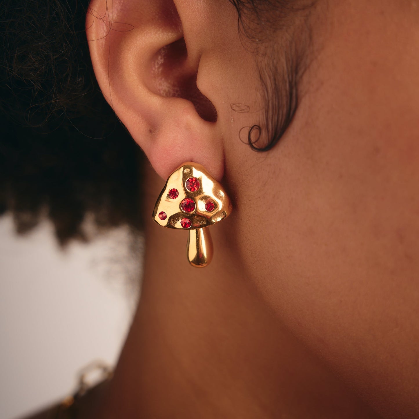Aretes Hongos Grandes Dorados con Cristales Rojos