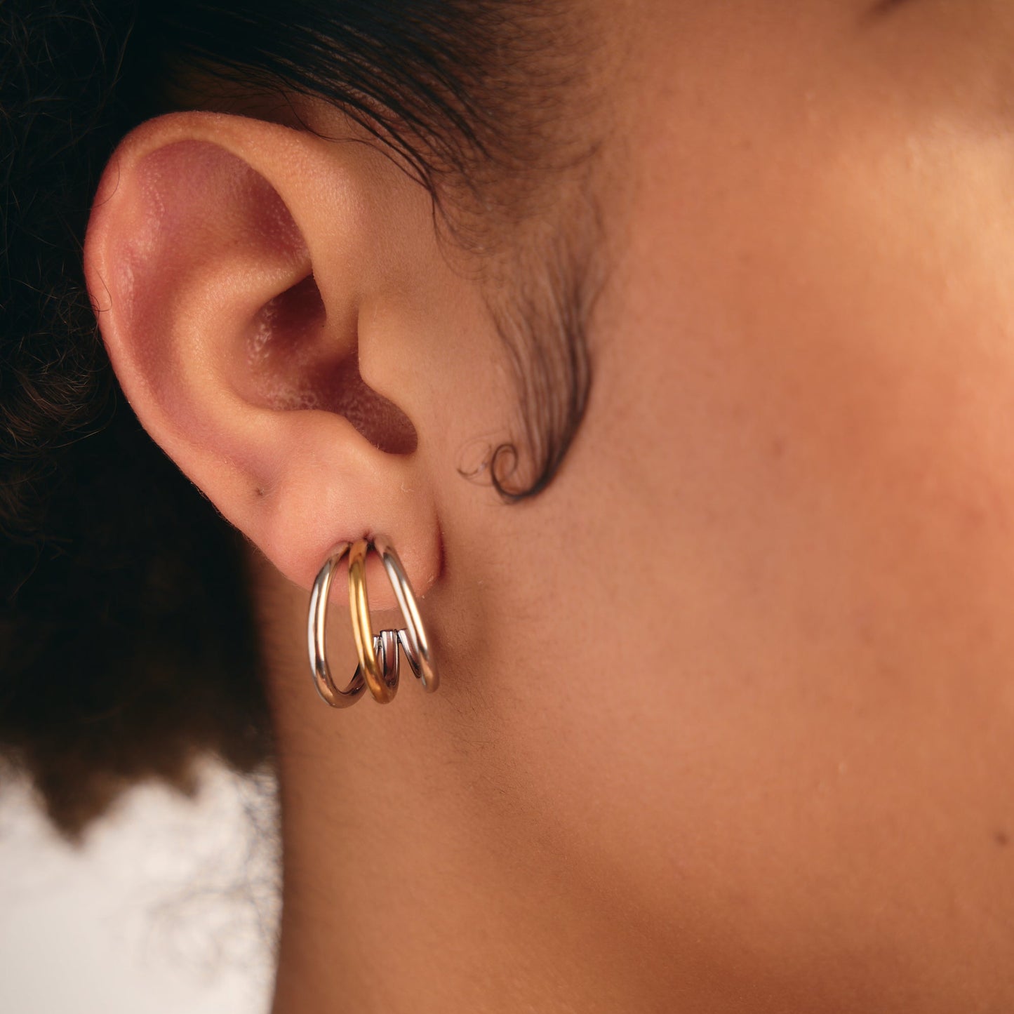 Argollas Marta Bitono Entrelazadas Dorado y Plateado Acero 316L