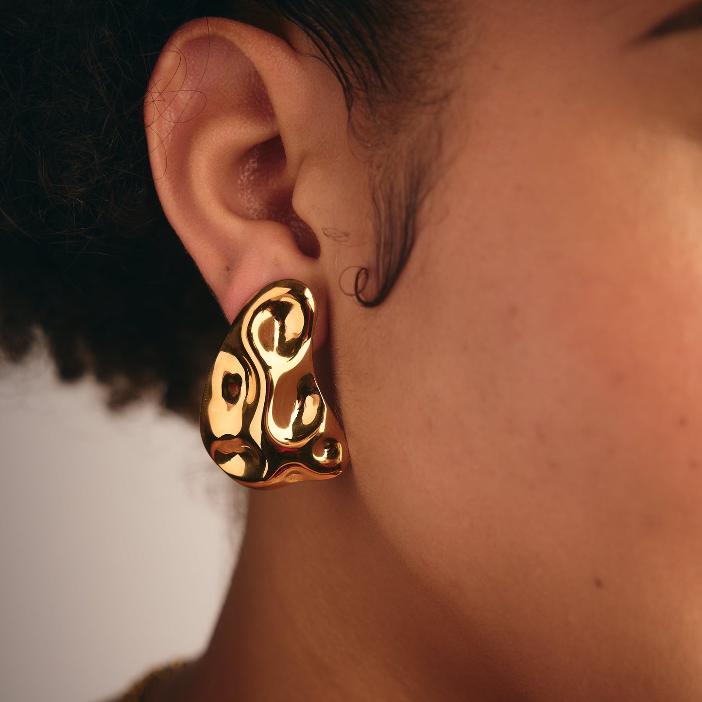 Aretes Lina – Diseño Escultórico en Dorado con Formas Orgánicas y Acabado Espejo