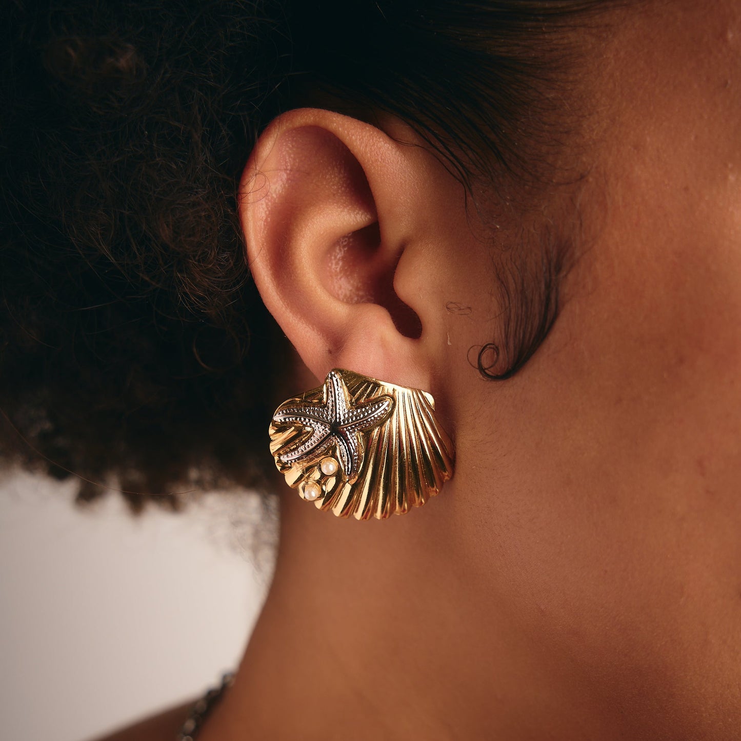 Aretes Conchal – Studs Grandes Escultóricos Dorados con Perlas Sintéticas Incrustadas