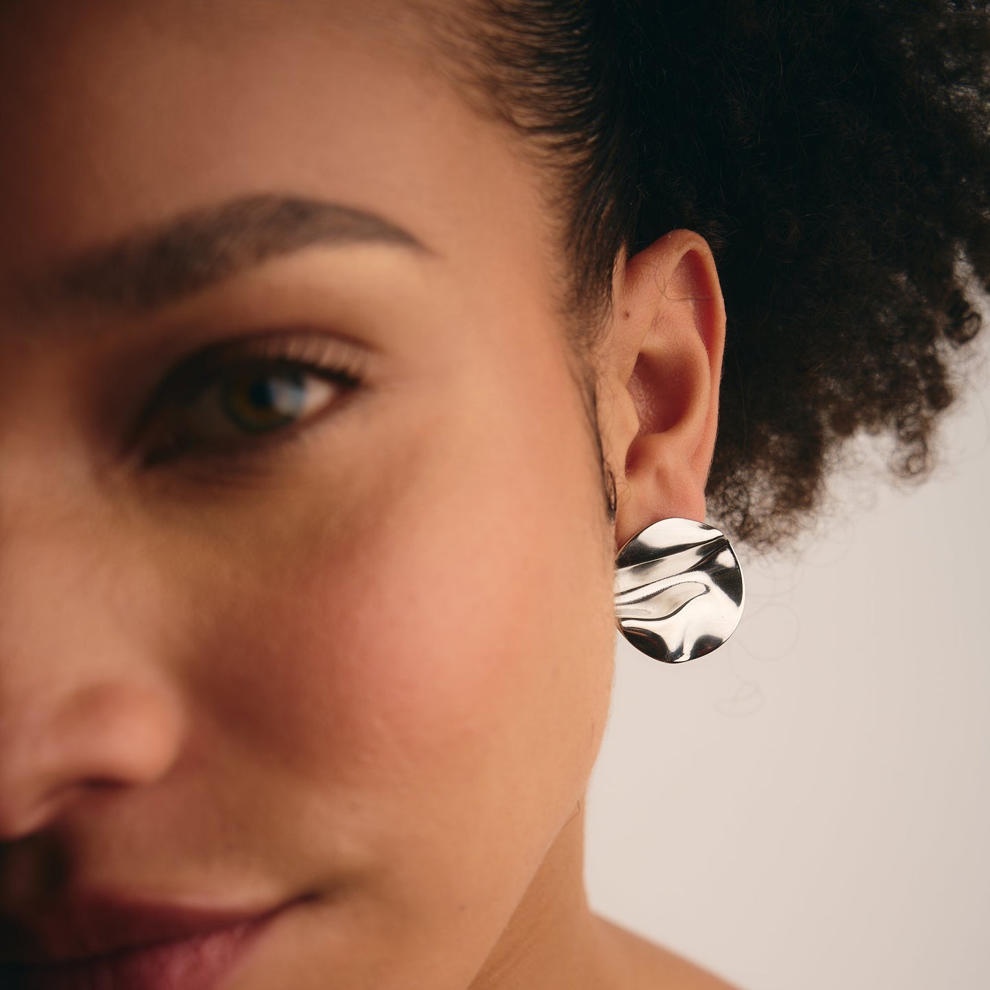 Aretes Glioli – Diseño Escultórico y Contemporáneo en Dorado Espejo