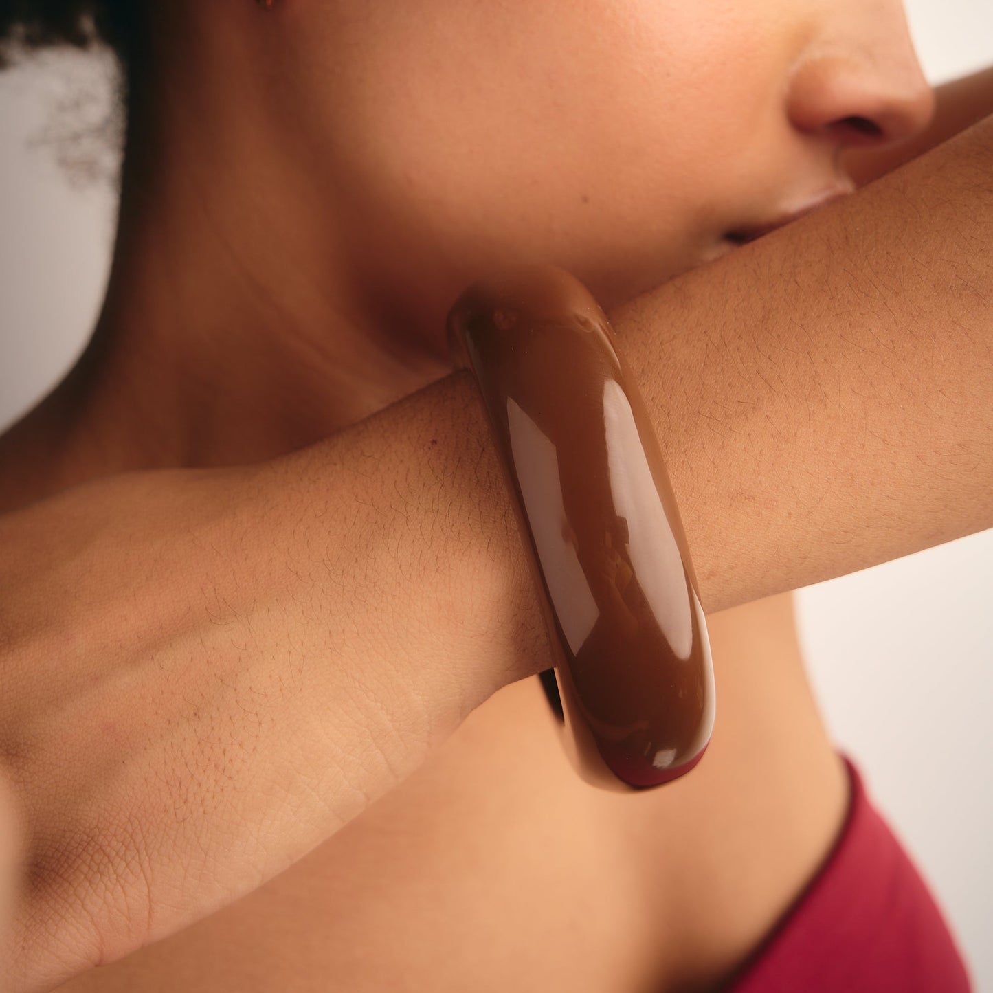 Brazalete Chocolate Grueso y Grande de Resina Pulida