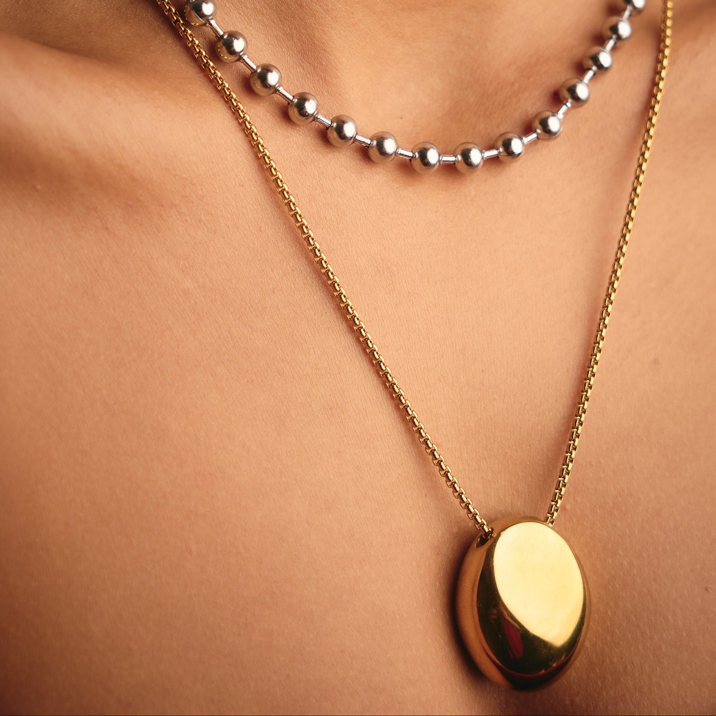 Collar Medalla Grande  Dorado y Plateado con Dije Ovalado Espejo