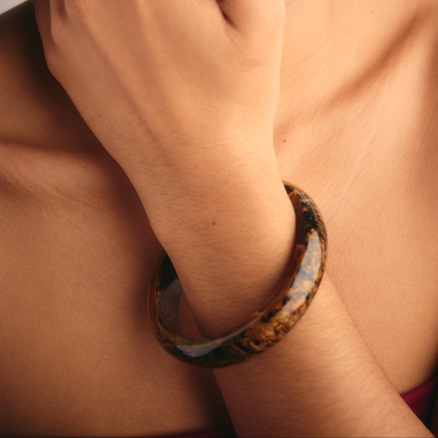 Brazalete Marqués de Resina Marmoleada Ámbar, Negro y Dorado