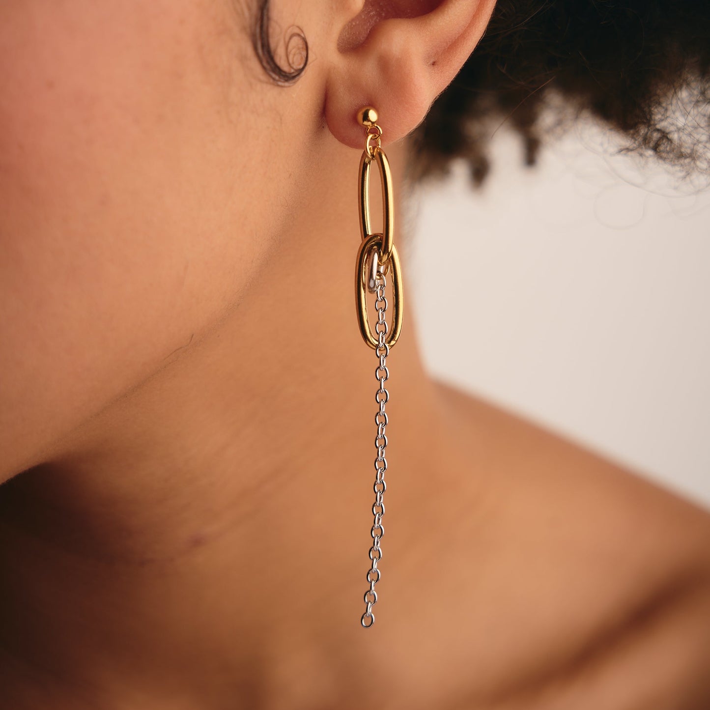 Aretes Martina Largos Dorados con Cadenas Plateadas Diseño Contemporáneo