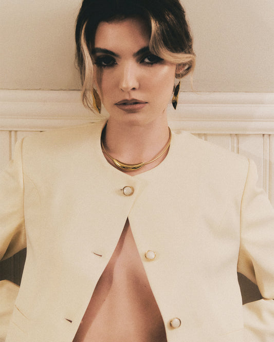 Collar Alice Dorado de Acero de Titanio – Diseño Curvo Minimalista, Elegante y Hipoalergénico
