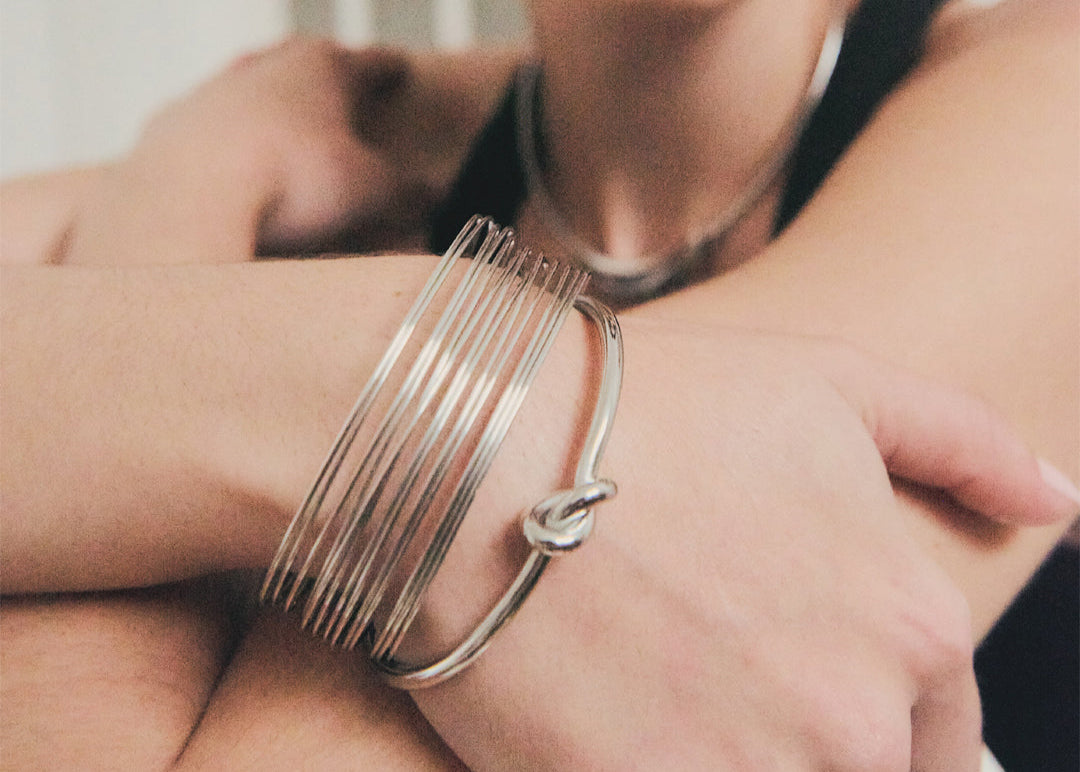 Brazalete Aura Plateado de Acero de Titanio – Diseño Entrelazado y Liviano