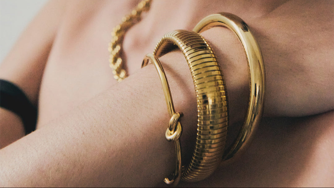 Brazalete Stella Dorado de Acero de Titanio – Ajustable con Nudo de Unión