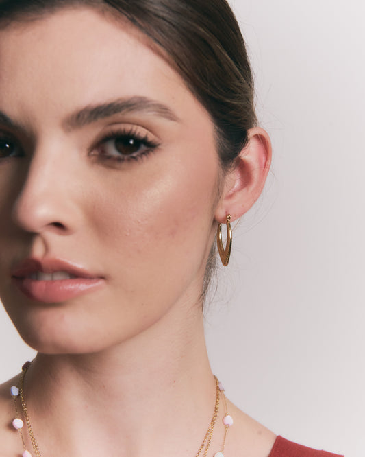 Aretes Elena Dorados – Argolla en Forma de V Invertida con Acabado Brillante