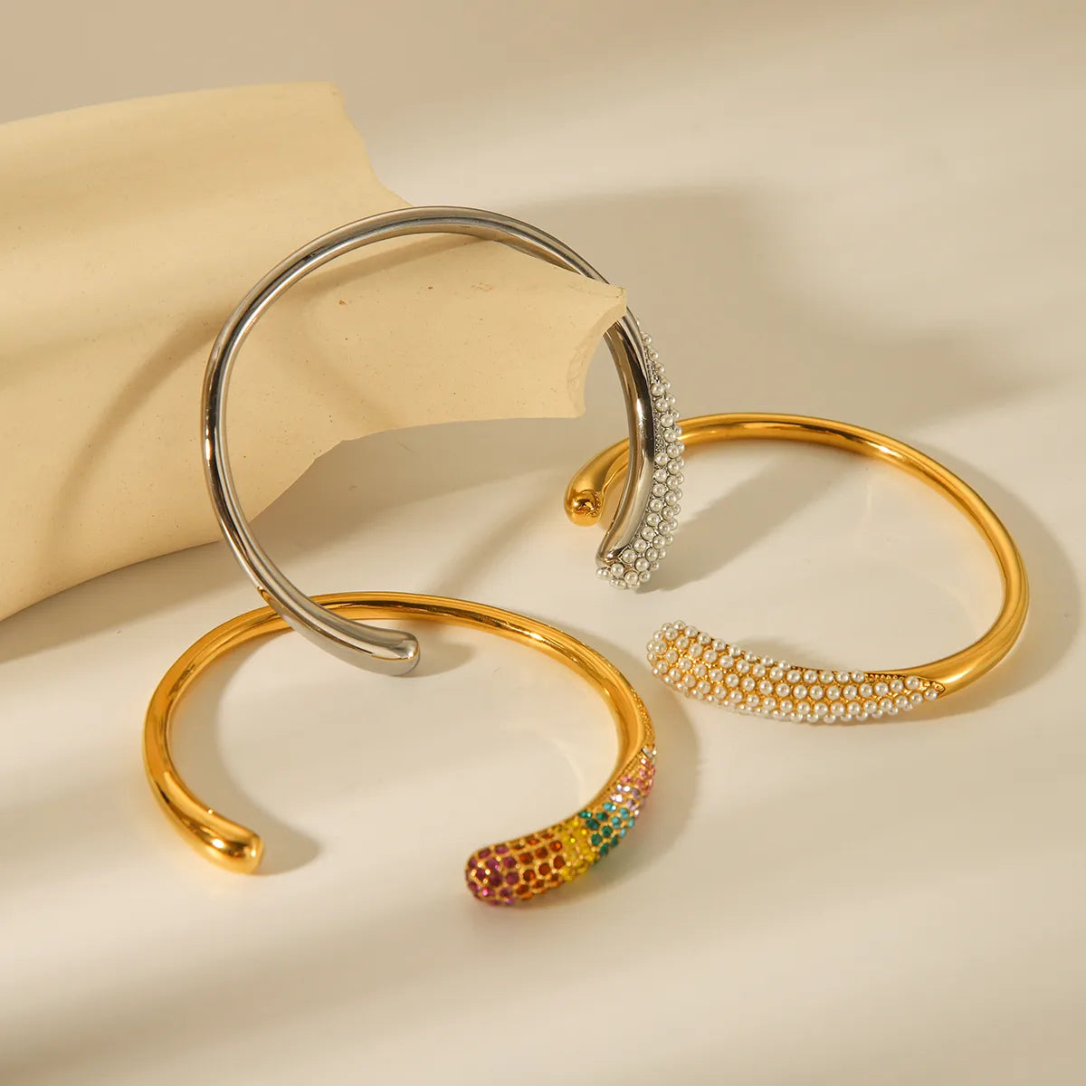 Brazalete Amaranto Plateado de Acero de Titanio – Fino, Hipoalergénico y Resistente al Agua