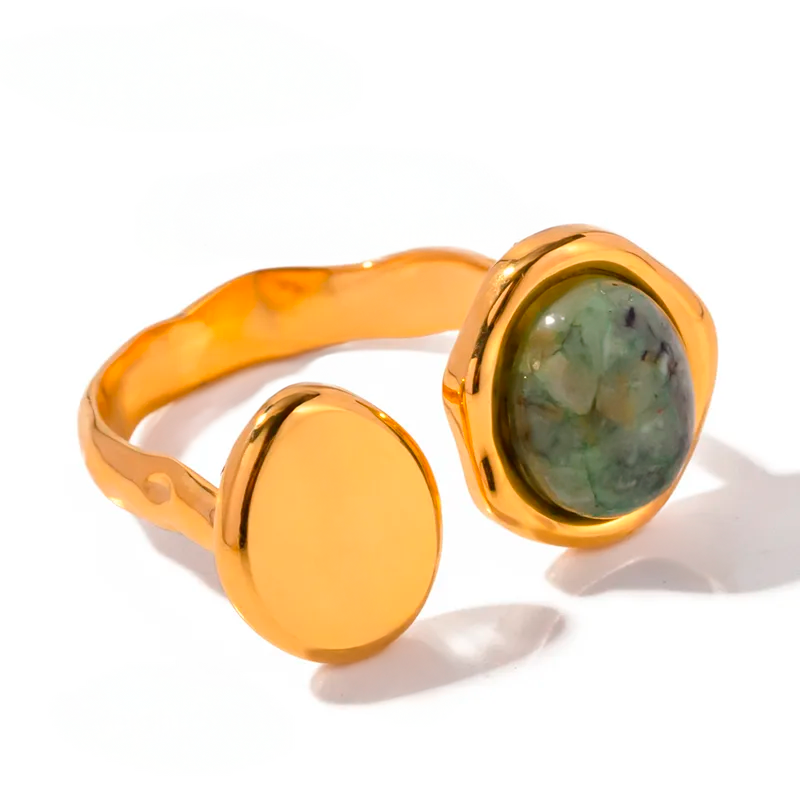 Anillo Oliva Ajustable – Dorado con Detalle Verde de Acero de Titanio