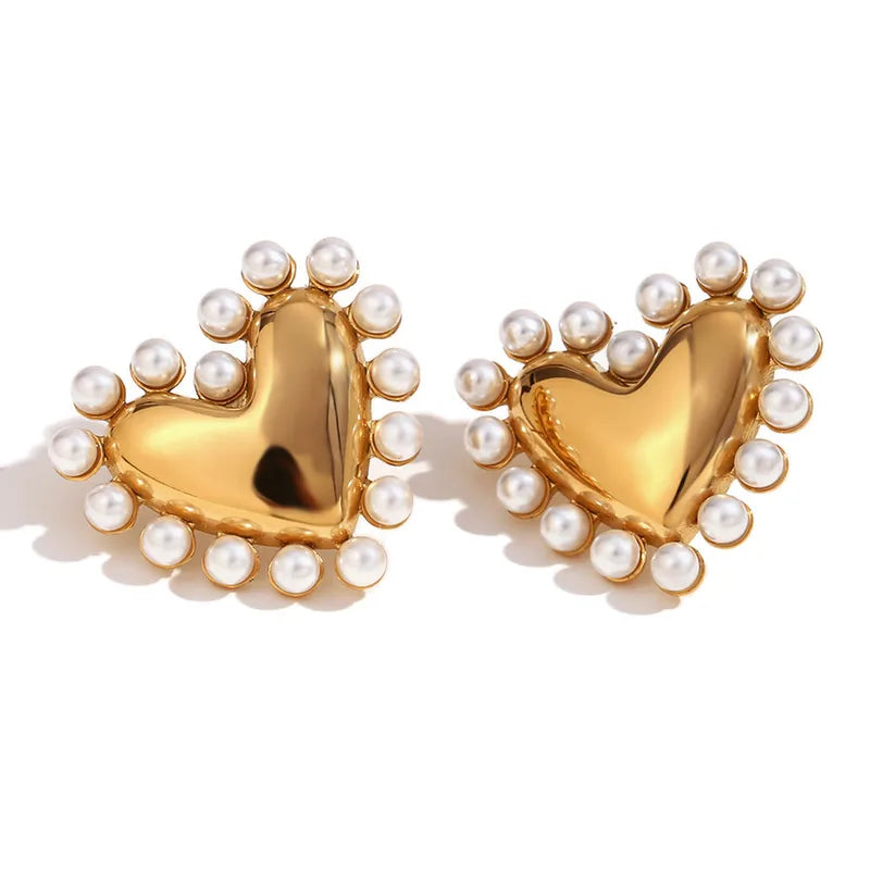 Aretes Amore Blanc – Diseño en Titanio Bicolor con Forma de Corazón y Borde de Perlas Blancas