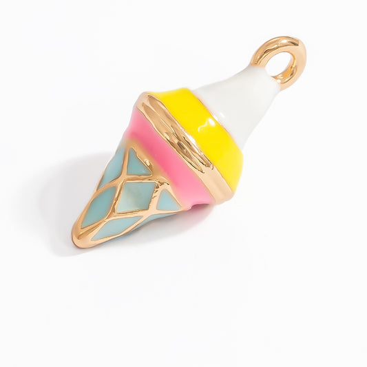 Charm Cono de Helado – Alegría Dorada en Acero de Titanio