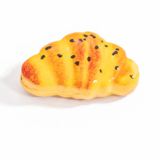 Charm Croissant Dorado – Detalle Chic en Acero de Titanio Hipoalergénico