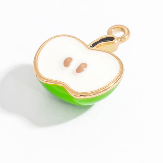Charm Manzana Verde – Frescura Natural en Acero Dorado